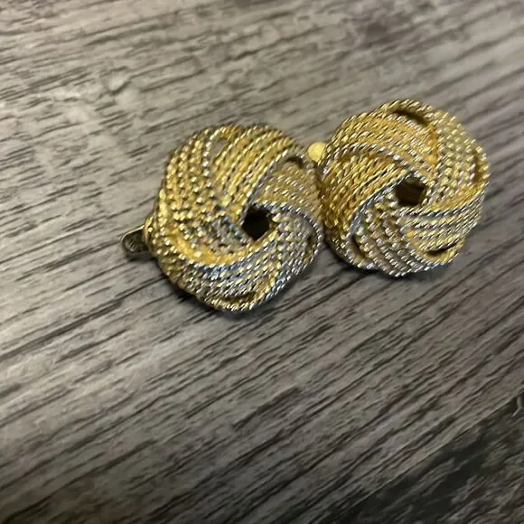 Crown Trifari Gold clip on Earrings/Crown Trifari Gold Swirl Earrings - Picture 4 of 8